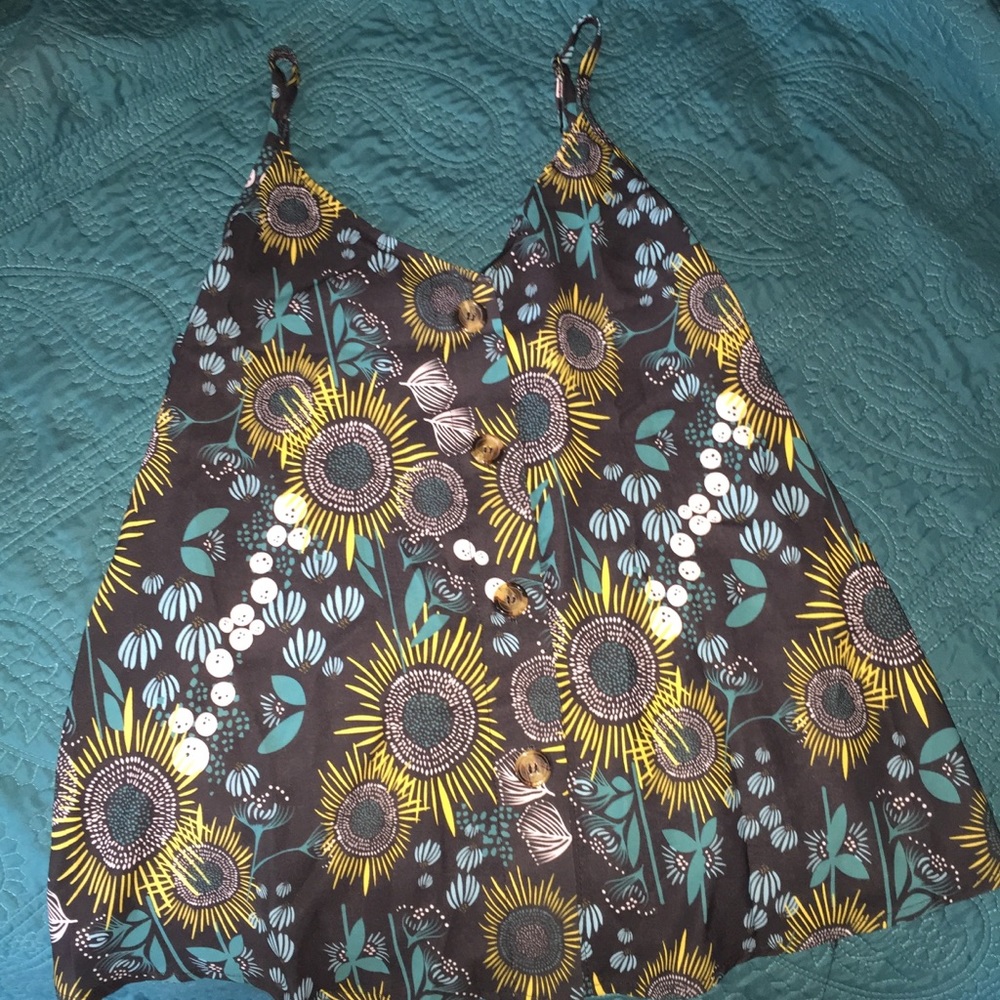 ⭐️3/$12⭐️NWOT Floral Button Up Tank Top